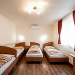 Bed & Breakfast Szenti Vendeghaz 3*