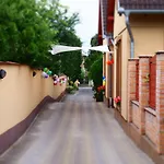 Bed & Breakfast Szenti Vendeghaz 3*